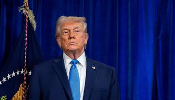 Proti migrantům by mělo zakročit NATO, zvažuje Trump. Mluví o aktivaci článku 5