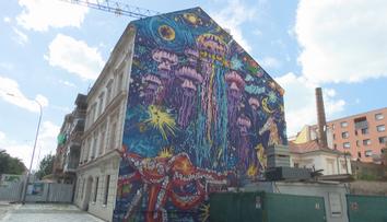 Ve městech se objevují umělecká graffiti. Zobrazují osobnosti i historii