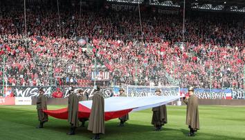 Bouře v Polsku: Slavný klub odmítl hrát u rivala, brání fanoušky po zákazu vstupu