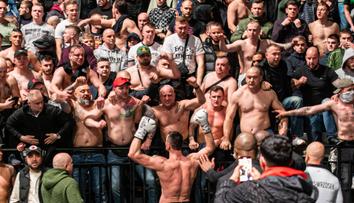 VIDEO: Kickboxerské gala přerušila bitka diváků, létaly židle, lidé se ukryli pod ring