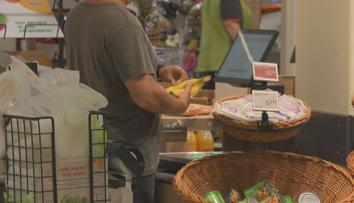 Supermarkety jsou trnem v oku zemědělcům i malým obchodům. Češi je však milují