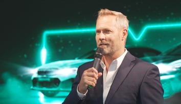 Ondřej Novotný moderoval otevření autosalonu. Na akci přišla i kapela Mig 21