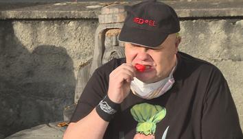 Muž za deset minut snědl třináct nejpálivějších chilli papriček světa