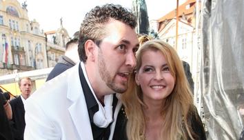 Bývalý přítel Bartošové si žije na vysoké noze. Chlubí se mercedesem za miliony