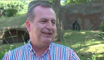 Rektor Zima rozjímal u goril. A prozradil svůj lék na kocovinu
