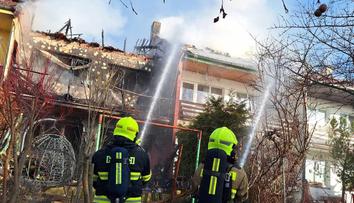 Velký požár na Mostecku: Hořel rodinný dům, oheň přeskočil i na sousední budovu
