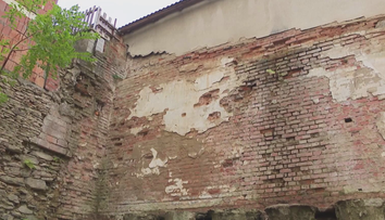 Kvůli nefunkční opěrné zdi praskaly v domě stěny. Stížnosti úřady ignorovaly