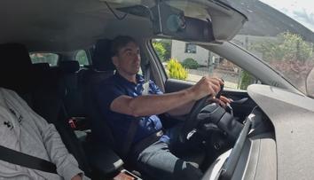 Muži narazilo do vozu policejní auto. I tak je podezřelý z dopravního přestupku