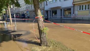 Obří havárie potrubí u pražské Palmovky. Ulicemi se valí masy vody