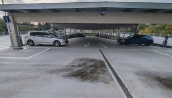 V parkovacím domě driftoval mladý řidič. Auto to dělalo samo, tvrdil