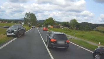 Řidič začal předjíždět, když měl za sebou houkající sanitku. Málem způsobil kolizi