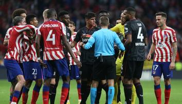 Konec zápasu? Ne, sudí nařídil přísnou penaltu. Po dramatu ale Leverkusen žije