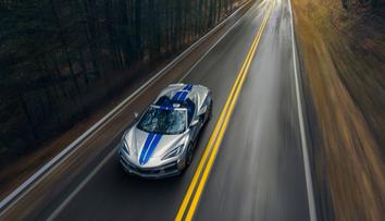 Už i legendární Corvette dostala baterky. I díky nim ale při zrychlení trhá asfalt