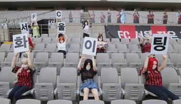 Jak naplnit tribuny? Fotbalistům fandily nafukovací sexuální panny!