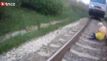 TO MUSÍTE VIDĚT! Vlak v Brně zastavil jen několik metrů před sebevražedkyní!