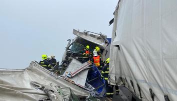 Tragédie na D8! Při nehodě pěti kamionů zemřel jeden člověk