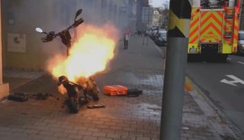 Požár v panelovém domě zřejmě způsobila elektrokoloběžka. Evakuovali 22 lidí