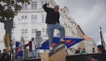 Šílenci na skateboardu pobláznili Prahu. Ve Vršovicích se sešla světová smetánka