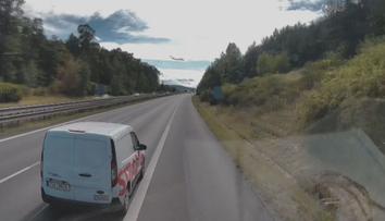 Na D5 vybržďovala dodávka Strabagu kamion. Řidič pak ukazoval vulgární gesta