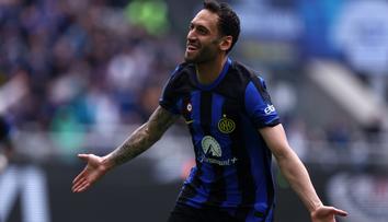 Interu vystřelil výhru Calhanoglu, Barák zářil za Fiorentinu