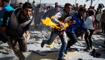 Zoufalý pokus: V řeckém táboře Idomeni se zapálili dva uprchlíci!