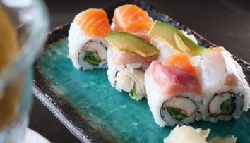 Masivní otrava v sushi restauraci. Onemocnělo sto lidí