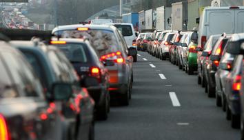 Několik nehod uzavřelo dálnici D7, kousek od Prahy zemřel jeden řidič