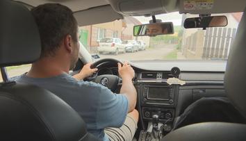 Asistenční systémy v autech mohou škodit, uznali experti. Rozptylují řidiče