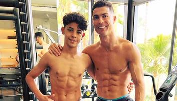 Ronaldo hodil hořké MS za hlavu a pózuje na pláži. Vtipně setřel vlastního syna