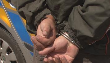 Policie v Jaroměři dostala příkaz k zatčení. Odsouzeného muže dopadla za 8 minut