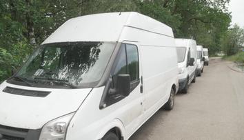 Gang cizinců kradl a rozebíral dodávky. Po roce je dopadla zásahovka