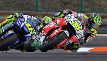 Rossi šplhal ze dna na bednu! V Brně poprvé slavil Crutchlow