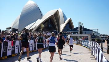 Mezinárodní trapas pro australský maraton. Na medaili je stadion Bayernu
