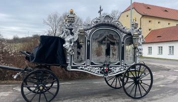 Rodina se rozloučila s Olgou Kočkovou. Kočár s koňmi odvezl její rakev na hřbitov