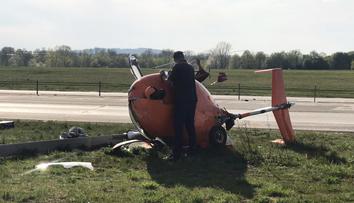 Pilot vírníku havaroval přímo na dálnici. Měl štěstí, že přežil. VIDEO