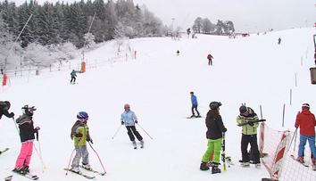 Velké skiareály zahajují sezónu, rozjede se ale jen část sjezdovek