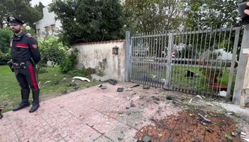 Novinář se stal terčem bombového útoku. Odhaluje velké kauzy