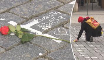 Dojemné: Lidé píšou jména ke křížům na Staromáku, nosí květiny a svíčky