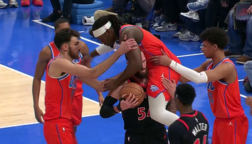 BOREC DNE: Hráče NBA si osedlal soupeř. Místo vzteku ho zachránil
