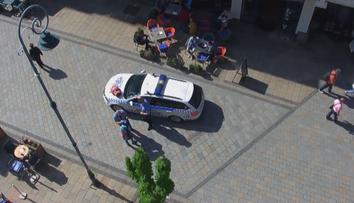 VIDEO: Jen pár okamžiků nepozornosti a žena si o lampu rozbila hlavu