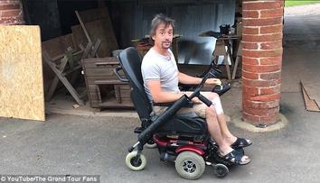 Moderátor Hammond si dělá z invalidního vozíku závodní stroj