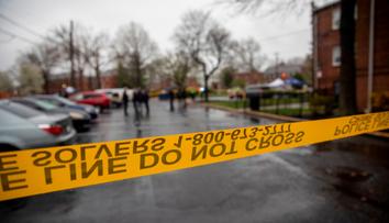 Muž střílel u pohřebního ústavu v Indianapolis, těžce zranil i čtyřleté dítě