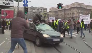 V Bělehradě vjel řidič do davu demonstrantů. Vážně zranil mladou studentku