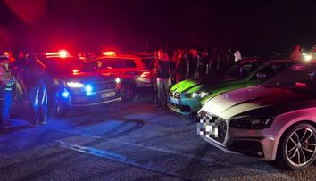 V Praze si dali sraz majitelé vytuněných vozů. Policie rozdala pokuty za statisíce