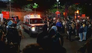 New Yorkem zmítají protesty. Imigrační agent vystřelil na muže s malým dítětem v autě