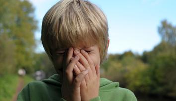 Žák (7) tloukl hlavou do zdi, vzali na něj prý obušek a paralyzér!