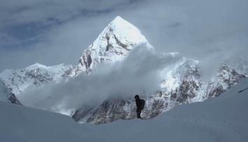 Lidé zasažení bouří na Everestu jsou už v bezpečí. Jeden z nich nepřežil