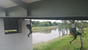 Kluci na Pardubicku kvůli "kešce" šplhali po mostě. K pádu stačilo málo