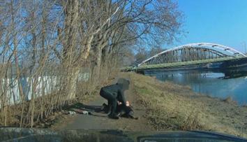 VIDEO: Policie ukázala zadržení útočníka z Hradce. Do 10 minut byl v poutech