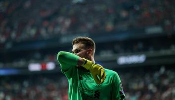 Z hrdiny padouchem: Brankář Liverpoolu se zesměšnil děsivou hrubkou